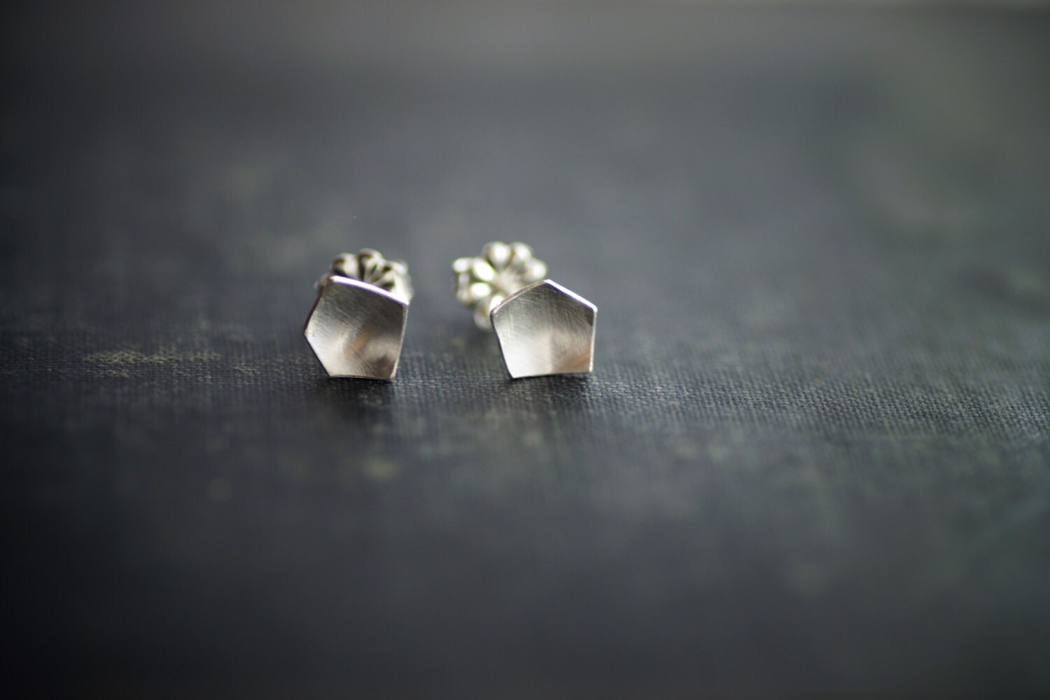 Pentagonal Post Ohrringe - Sterling Silber Pentagonal Post Ohrringe - Sterling Silber von SDMarieJewelry