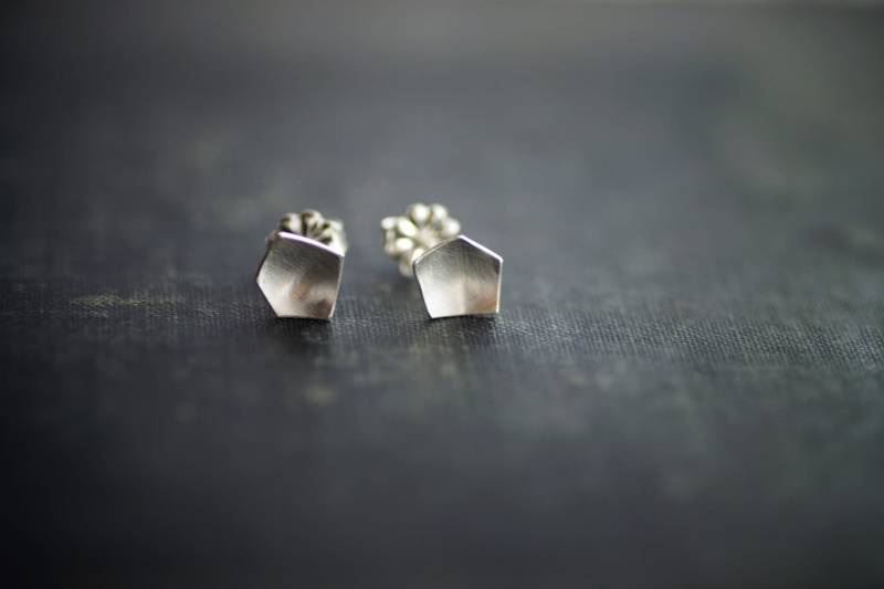 Pentagonal Post Ohrringe - Sterling Silber von SDMarieJewelry