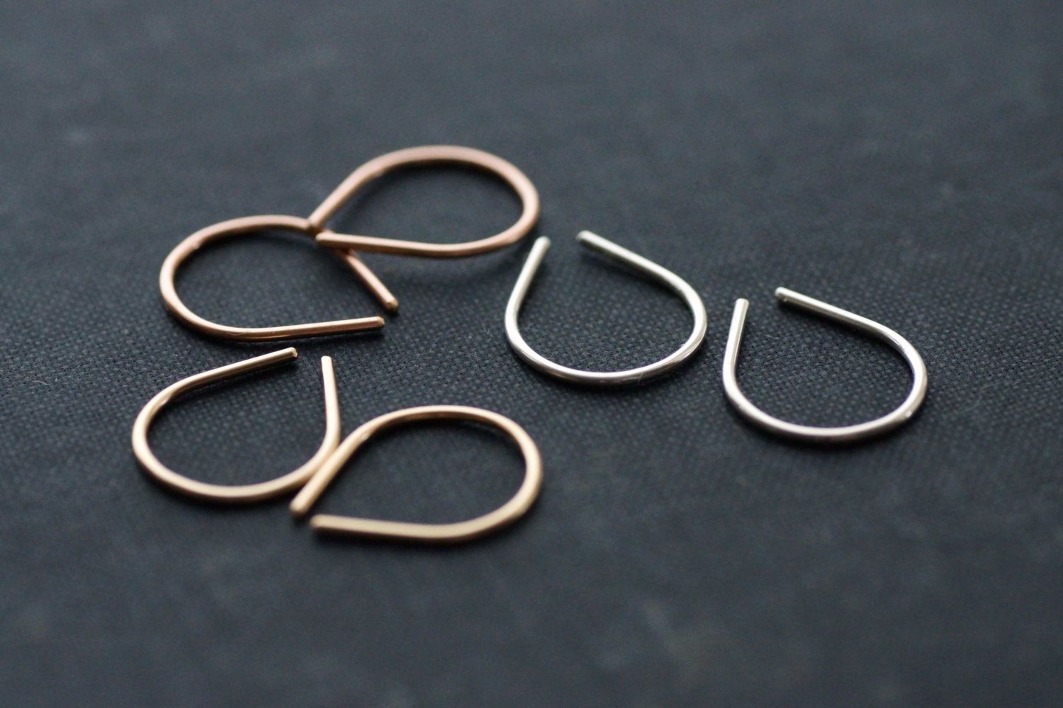 Winzige Umgedrehte Teardrop-Creolen - Wählen Sie Aus 14Kt Gold Fill, Rosegold Fill Oder Sterling Silber Winzige Umgedrehte Teardrop-Creolen - Wählen Sie Aus 14Kt Gold Fill, Rosegold Fill Oder Sterling Silber von SDMarieJewelry