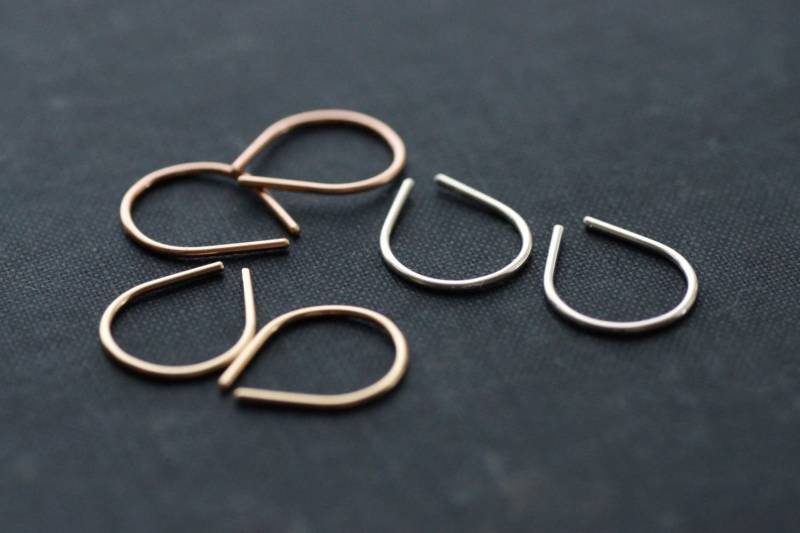 Winzige Umgedrehte Teardrop-Creolen - Wählen Sie Aus 14Kt Gold Fill, Rosegold Fill Oder Sterling Silber von SDMarieJewelry