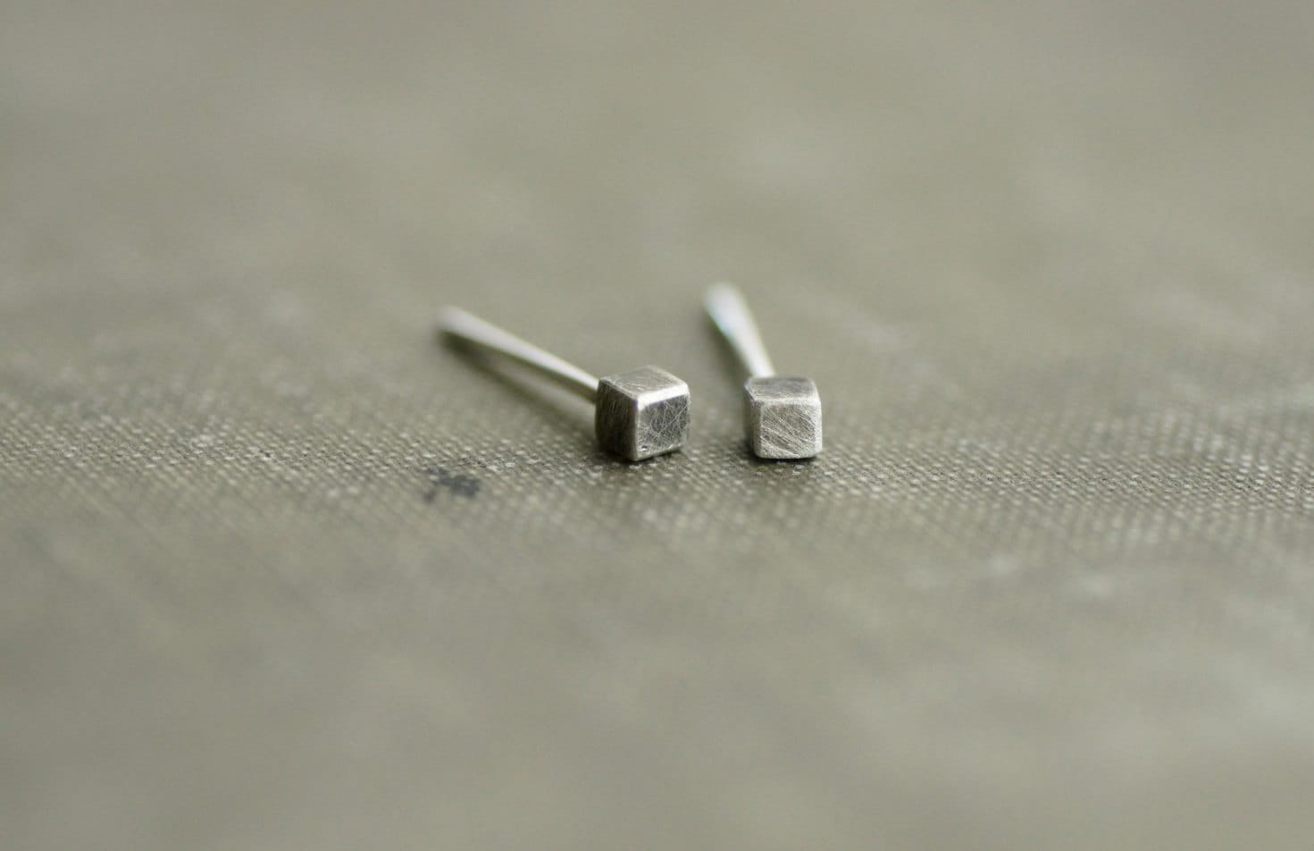 sterling Würfel Ohrringe - Gebürstetes Antikes Silber sterling Würfel Ohrringe - Gebürstetes Antikes Silber von SDMarieJewelry