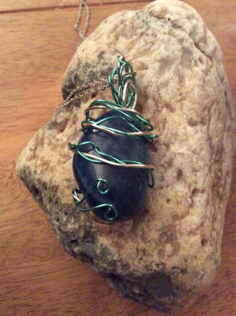 Blauer Achatdraht Gewickelt Mit Blauem Und Versilbertem Drahtanhänger Blauer Achatdraht Gewickelt Mit Blauem Und Versilbertem Drahtanhänger von SDTimelessTreasures