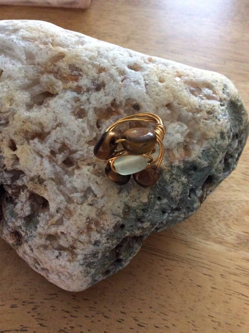 Draht Gewickelter Ring Mit Halbedelsteinen Draht Gewickelter Ring Mit Halbedelsteinen von SDTimelessTreasures