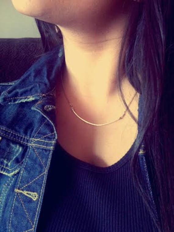 Geschwungene Bar Halskette/Bogen Gold Paved Path Rose von SDZign