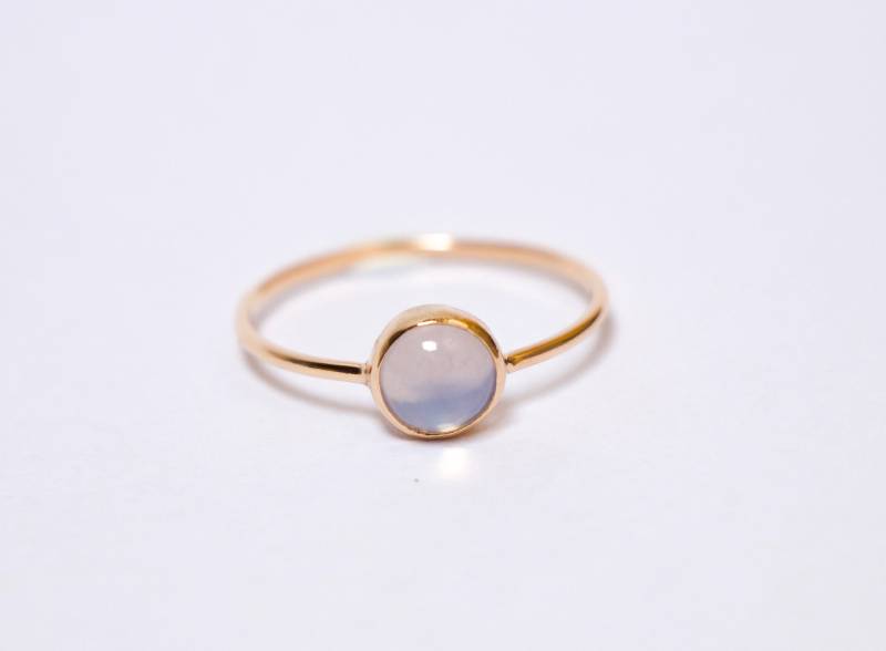 Lavendel Mond-Quarz-Ring/4mm Runden Stein Sterling Silber in 18K Gold Überzogen von SDavenportJewelry