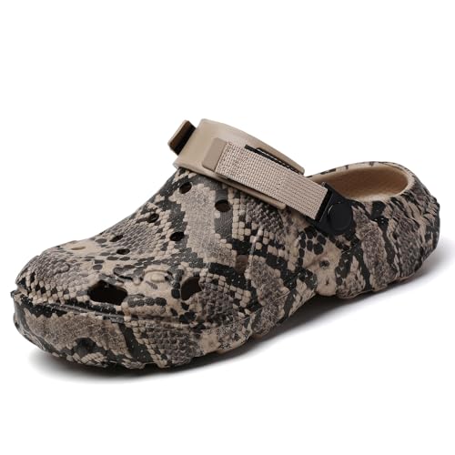 SECHRITE Gartenschuhe Herren Clogs Damen Hausschuhe Gummischuhe Sommer Gartenclogs Unisex Schlangenmuster Leicht Atmungsaktiv Wasserdicht rutschfest Eva Pantoletten Khaki 46 EU von SECHRITE