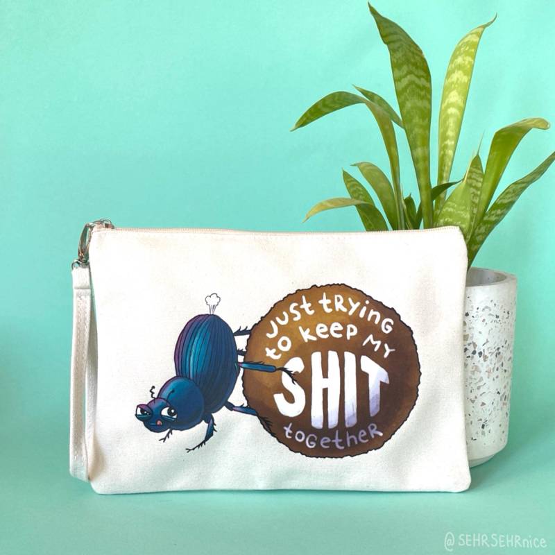 Kosmetiktasche Baumwoll-Canvas 17x26 cm - Lustiges Mäppchen Mit Mistkäfer Print, Reißverschluss, Handriemen & Karabinerhaken Kosmetiktasche Baumwoll-Canvas 17x26 cm - Lustiges Mäppchen Mit Mistkäfer Print, Reißverschluss, Handriemen & Karabinerhaken von SEHRSEHRnice