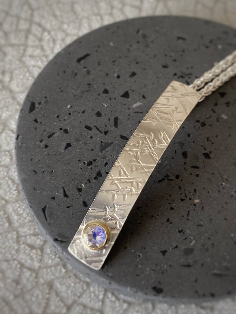 Handgemachter Regenbogen Mondstein Anhänger Gehämmertes Sterling Silber & 750 Gold Handgemachter Regenbogen Mondstein Anhänger Gehämmertes Sterling Silber & 750 Gold von SEHjewellery