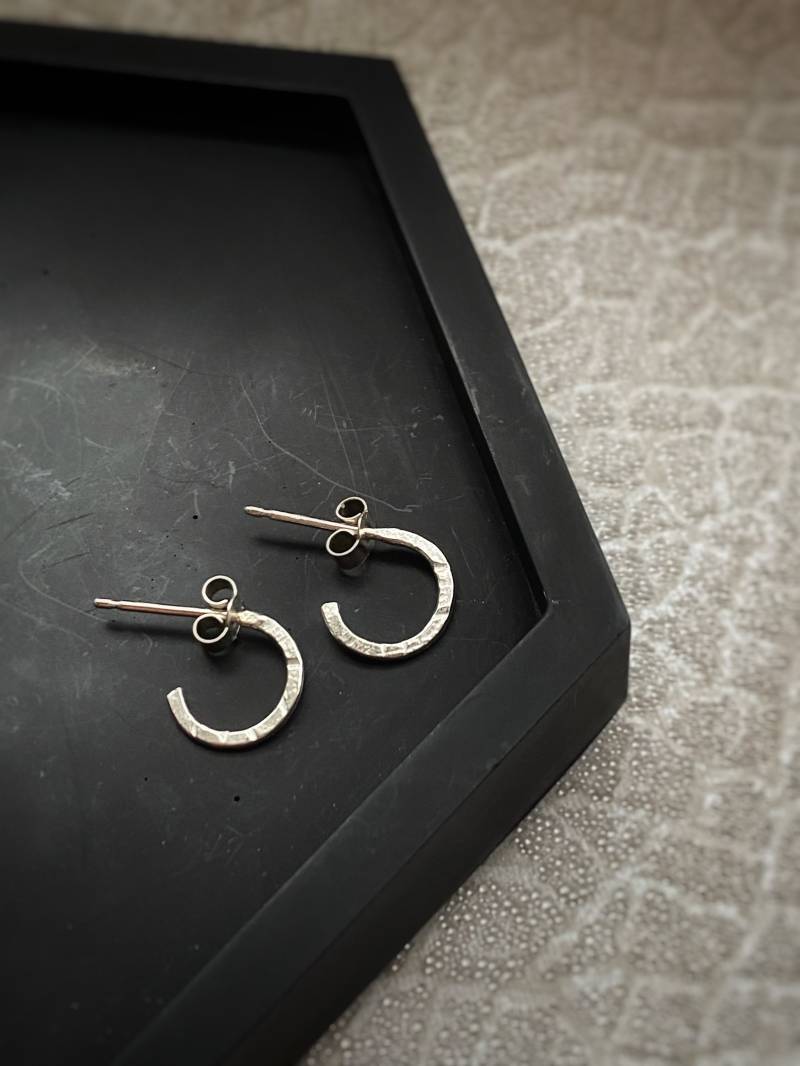 Gehämmerte Sterling Silber Creolen Handgemacht Im Huggie Stil von SEHjewellery
