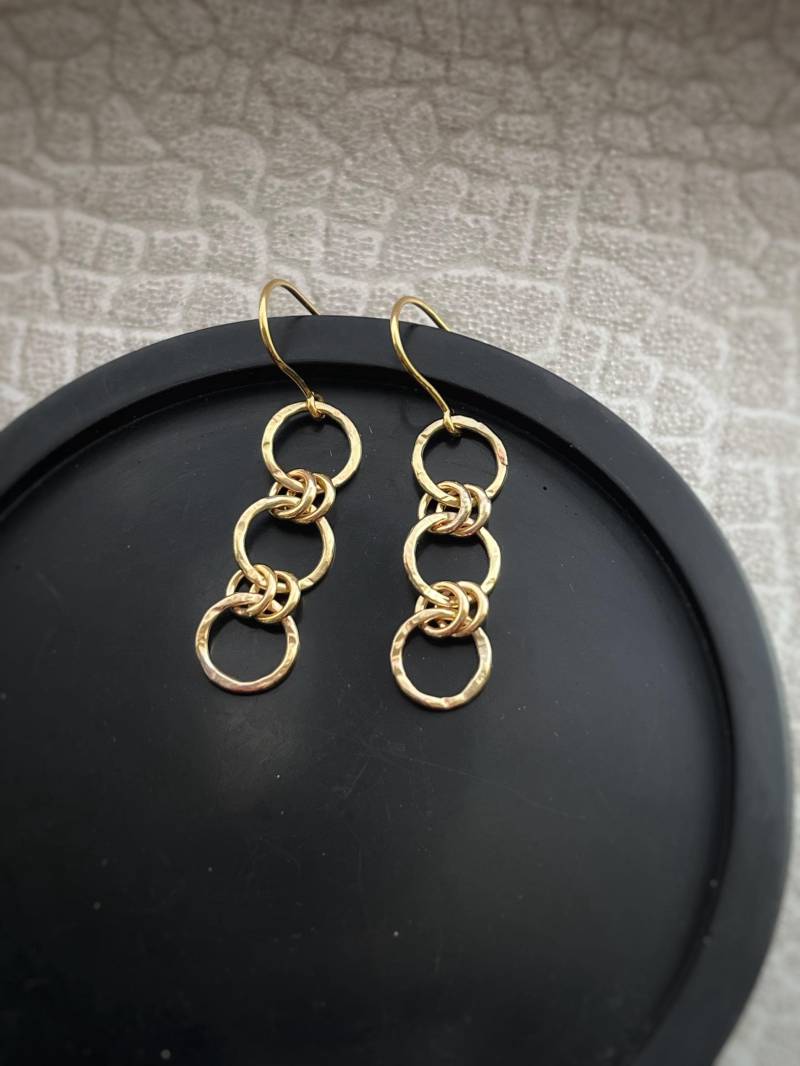 Handgemachte Solide 9 Karat Goldkreis Ohrringe Gehämmerte Textur, Moderne Kette Handgemachte Solide 9 Karat Goldkreis Ohrringe Gehämmerte Textur, Moderne Kette von SEHjewellery