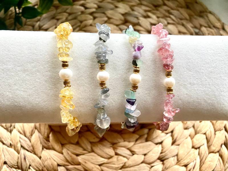 Armband Joia Aus Vergoldetem Edelstahl, Süßwasserperlen Und Edelsteinen 14 Karat Vergoldet von SELFLOVEDE