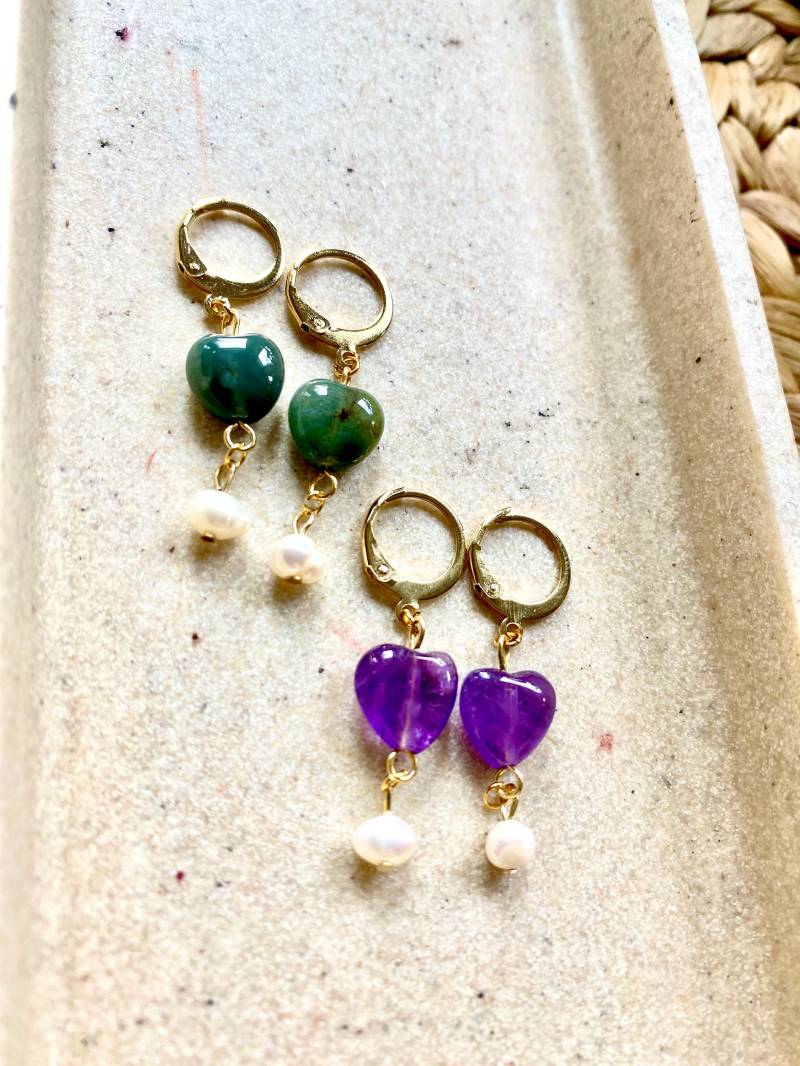 Hängende Ohrringe Aphrodite Aus Edelstahl, Edelsteinen Und Süßwasserperlen Handgefertigt Vergoldet von SELFLOVEDE