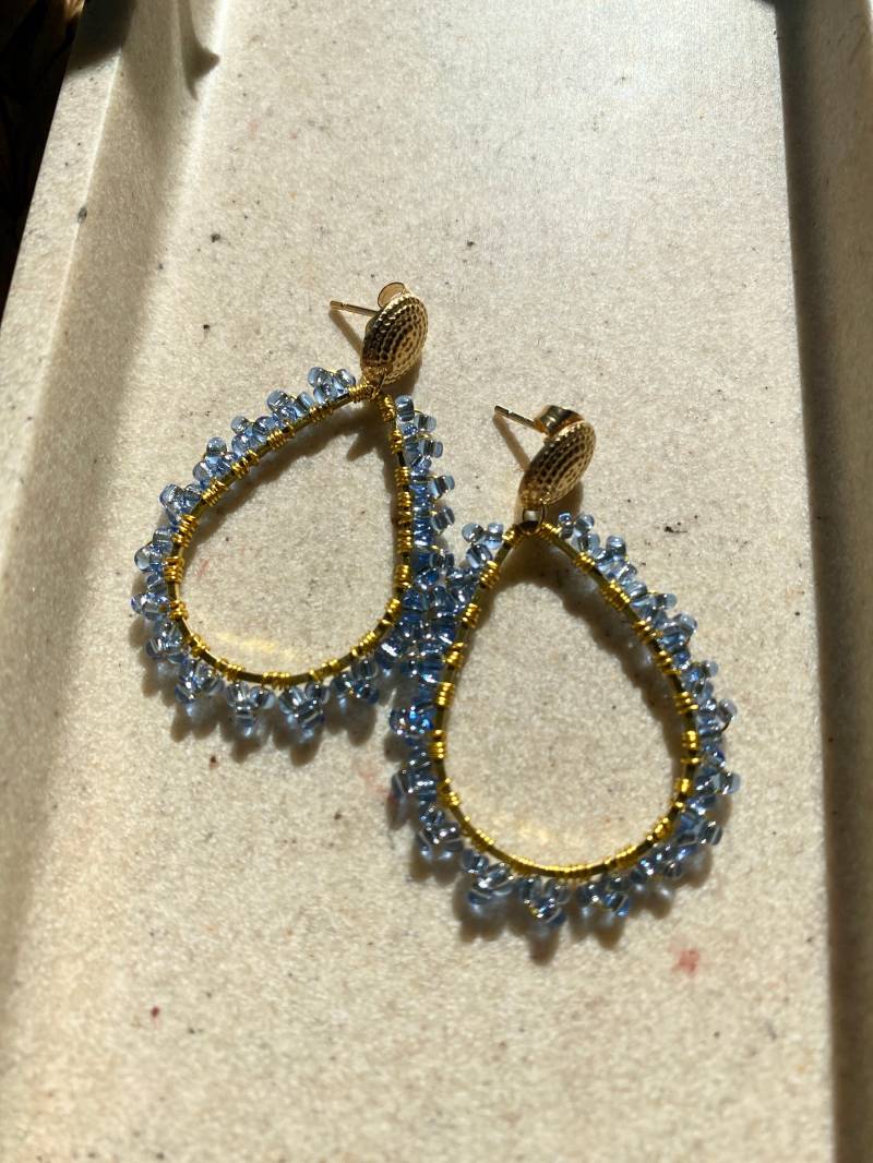 Hängende Ohrringe Leonore Aus Edelstahl Und Glasperlen Handgefertigt Vergoldet von SELFLOVEDE