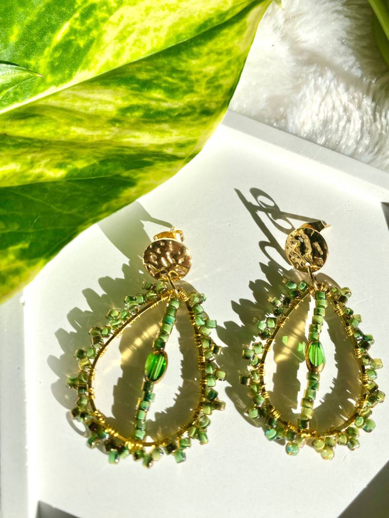 Hängende Ohrringe Yuva Aus Edelstahl Und Glasperlen Handgefertigt Vergoldet von SELFLOVEDE