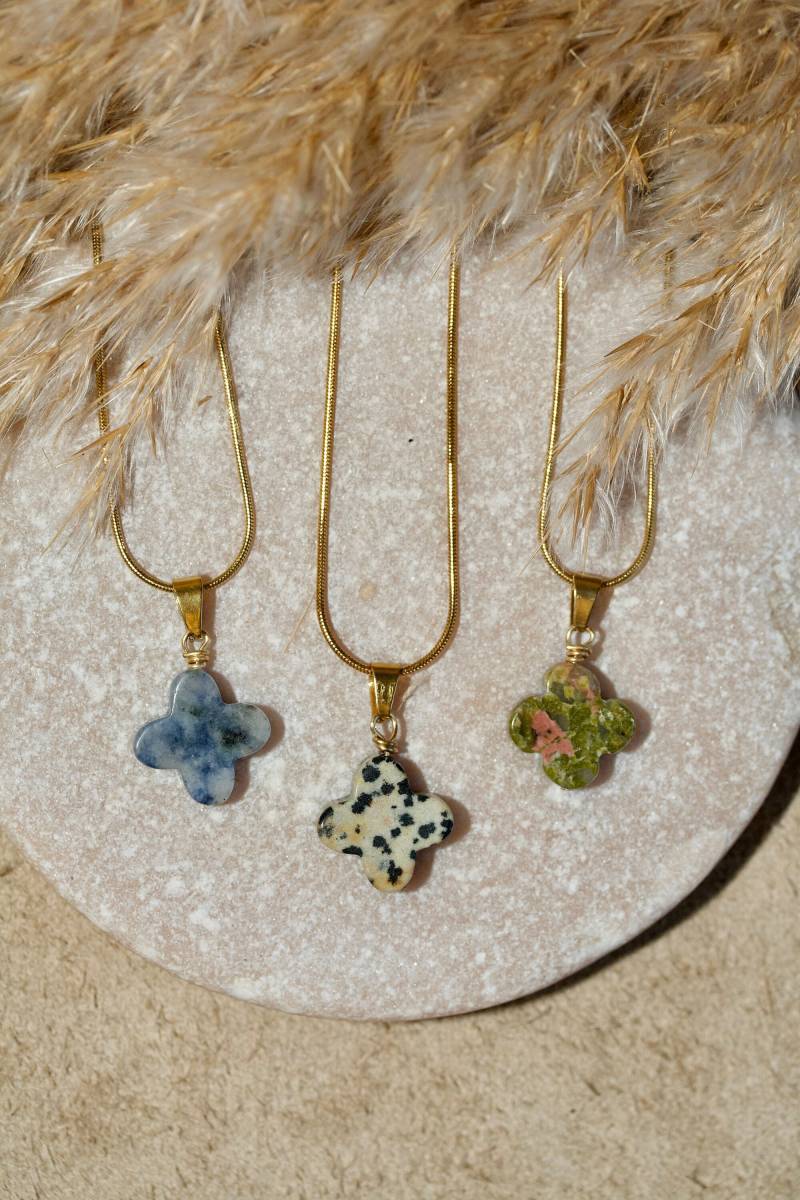 Halskette Lilith Aus Edelstahl Mit Kleeblatt Anhänger Edelsteinen von SELFLOVEDE