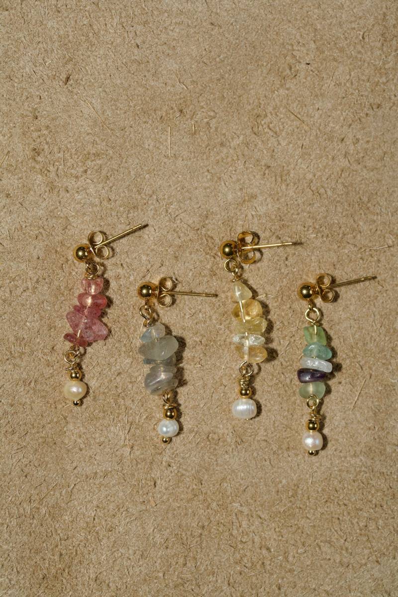 Ohrringe Joia Aus Vergoldetem Edelstahl, Süßwasserperlen Und Edelsteinen 14 Karat Vergoldet von SELFLOVEDE