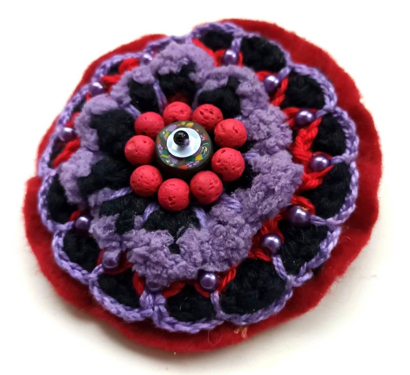 Gehäkelte Brosche Stoffbrosche Perlenbrosche Häkelblumenbrosche Textilbrosche Winterschmuck Bohostyle Handmade Boho von SENKAhandmadejewerly