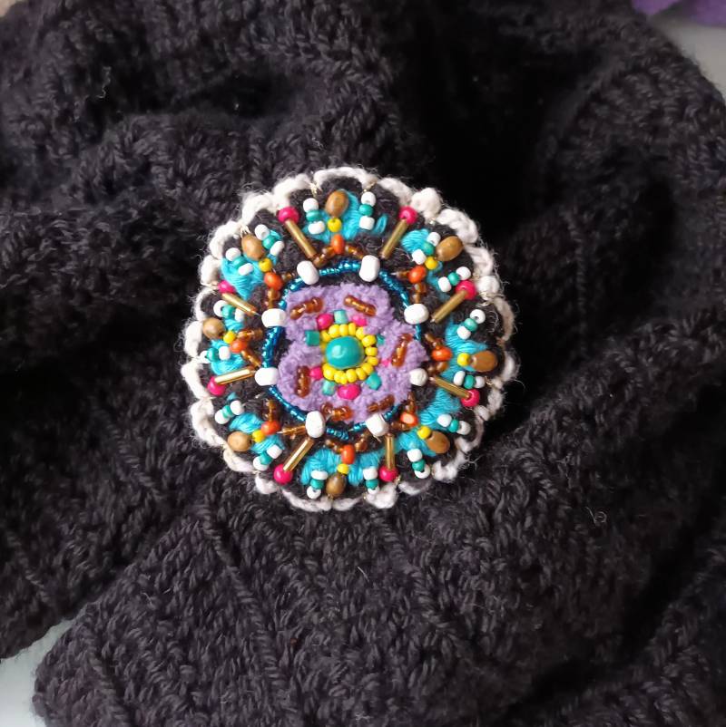 Gehäkelte Brosche Stoffbrosche Perlenbrosche Häkelblumenbrosche Textilbrosche Winterschmuck Bohostyle Handmade Boho von SENKAhandmadejewerly
