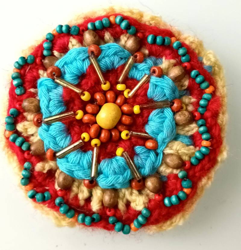 Häkelbrosche Stoffbrosche Perlen Brosche Häkelblume Blume Anstecknadel Textil Winterschmuck Boho Bohostyle Handmade von SENKAhandmadejewerly