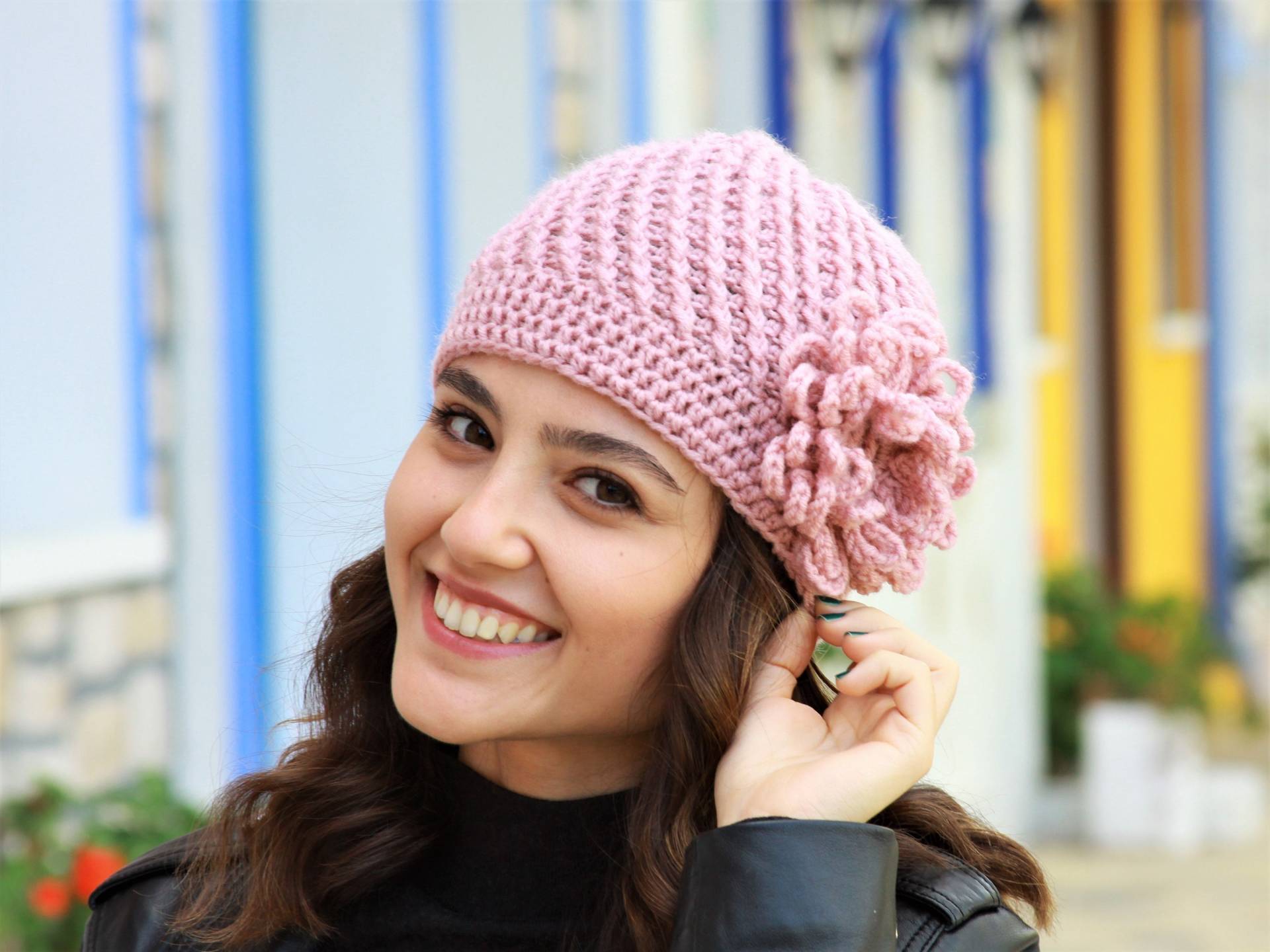 Altrosa Häkelmütze, Stilvolle Frauenbeanie Mit Blume Auf Der Seite, Trend Gemütliche Weiche Wintermütze Damen, Herbstmode-Kopf-Accessoires von SENNURSASA