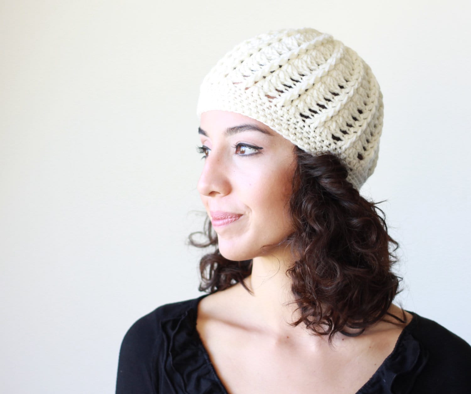 Cremefarbene Gehäkelte Mütze Für Damen, Winter Süße Leichte Beanie Aus Woll - Und Acrylgarn von SENNURSASA