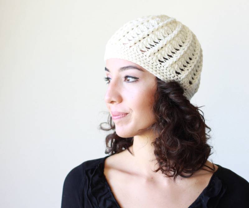 Cremefarbene Gehäkelte Mütze Für Damen, Winter Süße Leichte Beanie Aus Woll - Und Acrylgarn von SENNURSASA