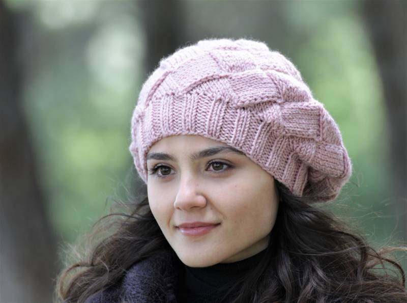 Entrelac Knit Beret Hat Frauen Semi Slouchy Wintermütze, Handgestrickt, Benutzerdefinierte Farbe & Größe Entrelac Knit Beret Hat Frauen Semi Slouchy Wintermütze, Handgestrickt, Benutzerdefinierte Farbe & Größe von SENNURSASA