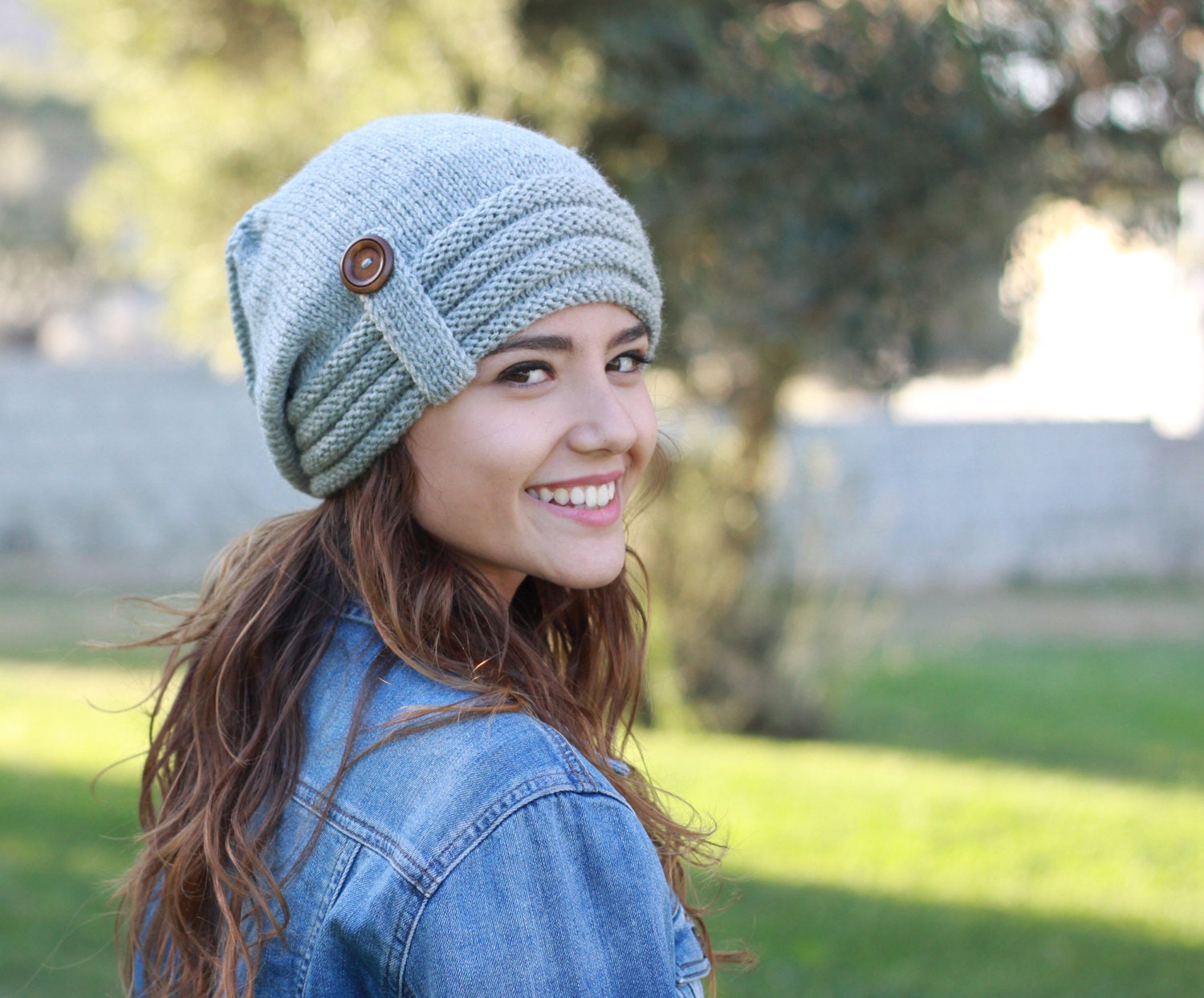 Graue Frauen Slouch Mütze Mit Einem Kleinen Knopf, Slouchy Strickmütze Winter, Gemütliche Winter-Accessoires, Stilvolle Gemütliche Warme Weiche von SENNURSASA