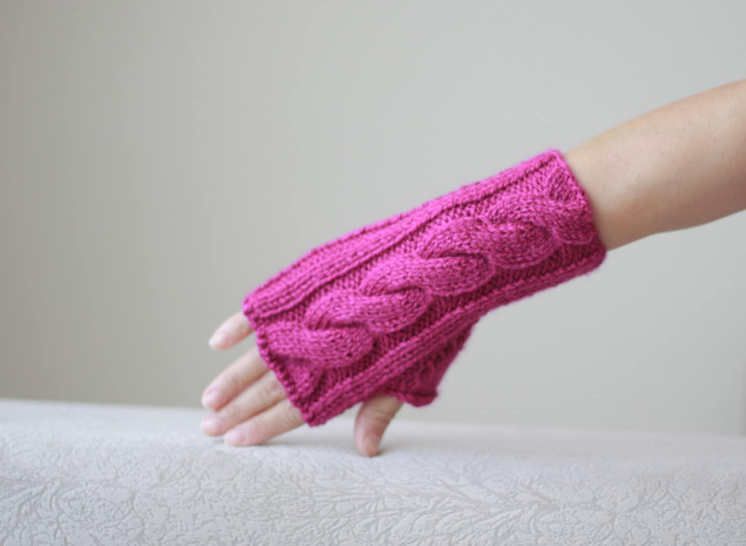 Magentafarbene Fingerlose Handschuhe Für Damen Mit Zopfmuster von SENNURSASA