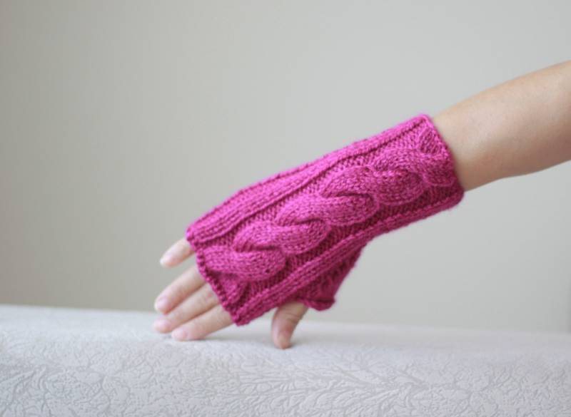 Magentafarbene Fingerlose Handschuhe Für Damen Mit Zopfmuster von SENNURSASA