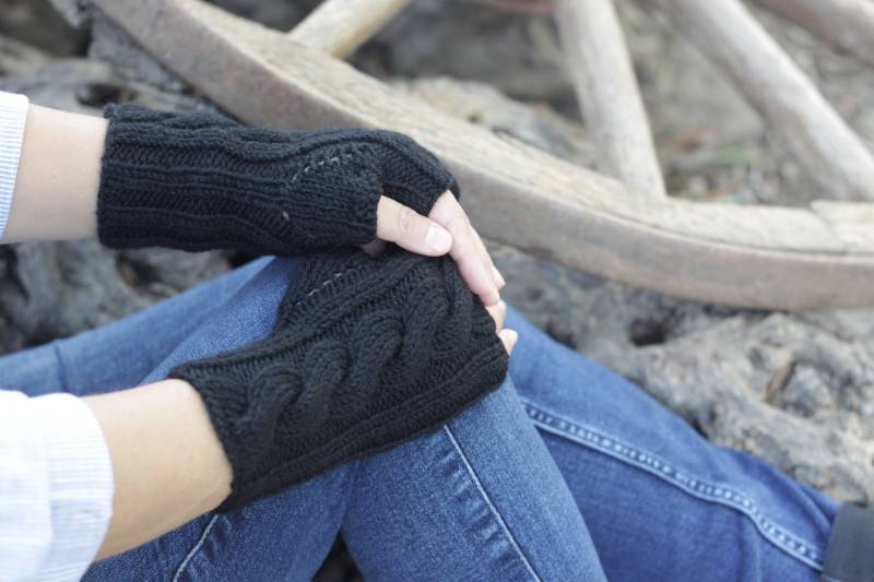 Schwarze Gestrickte Fingerlose Handschuhe von SENNURSASA
