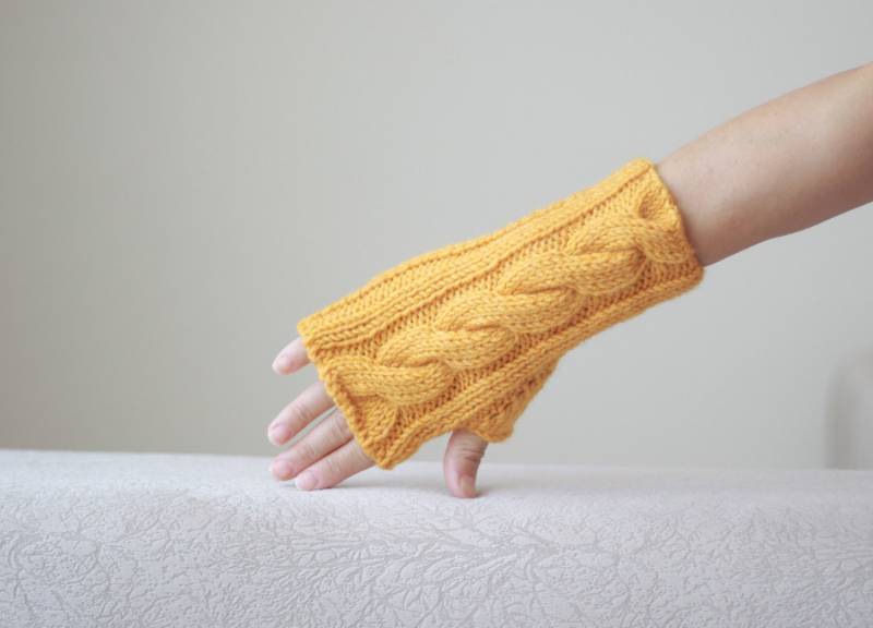 Senfgelbe Fingerlose Damenhandschuhe Für Den Winter von SENNURSASA