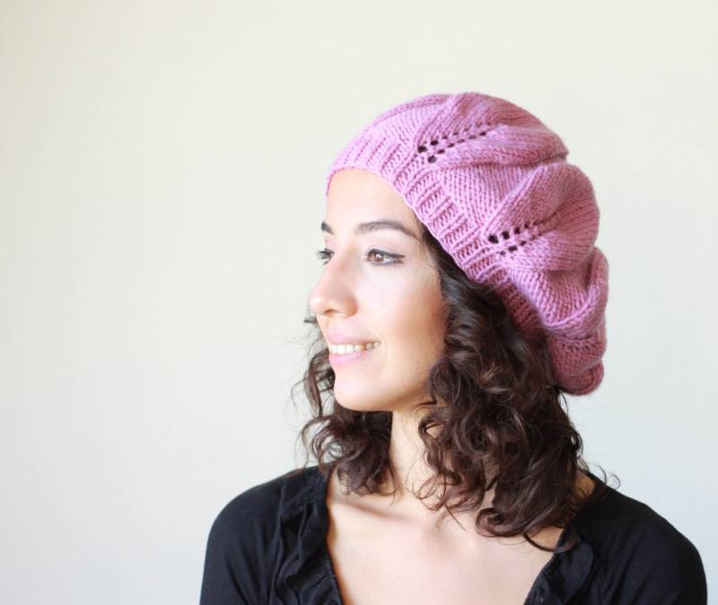 Slouchy Gestrickte Mützen Für Frauen in Lila Farbe, Warme Winter Mütze Aus Acryl & Wollgarn, Handgestrickte Kuschelige von SENNURSASA