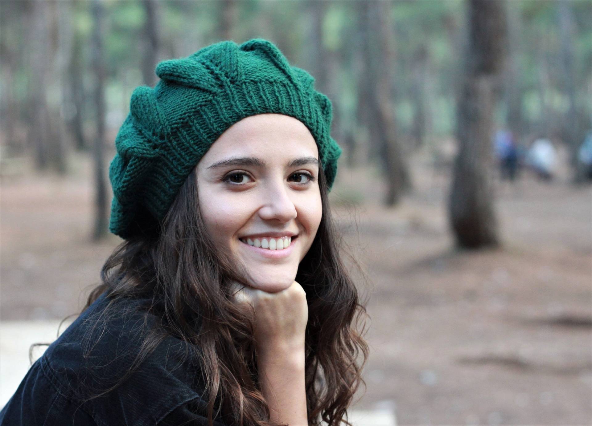 Smaragdgrüne Handgestrickte Baskenmütze, Gemütliche Slouchy Strickmütze Damen von SENNURSASA