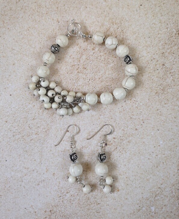 Howlith Armband Und Ohrringe Set Sterling Silber, Tierracast Beads Howlith Armband Und Ohrringe Set Sterling Silber, Tierracast Beads von SEORBijoux