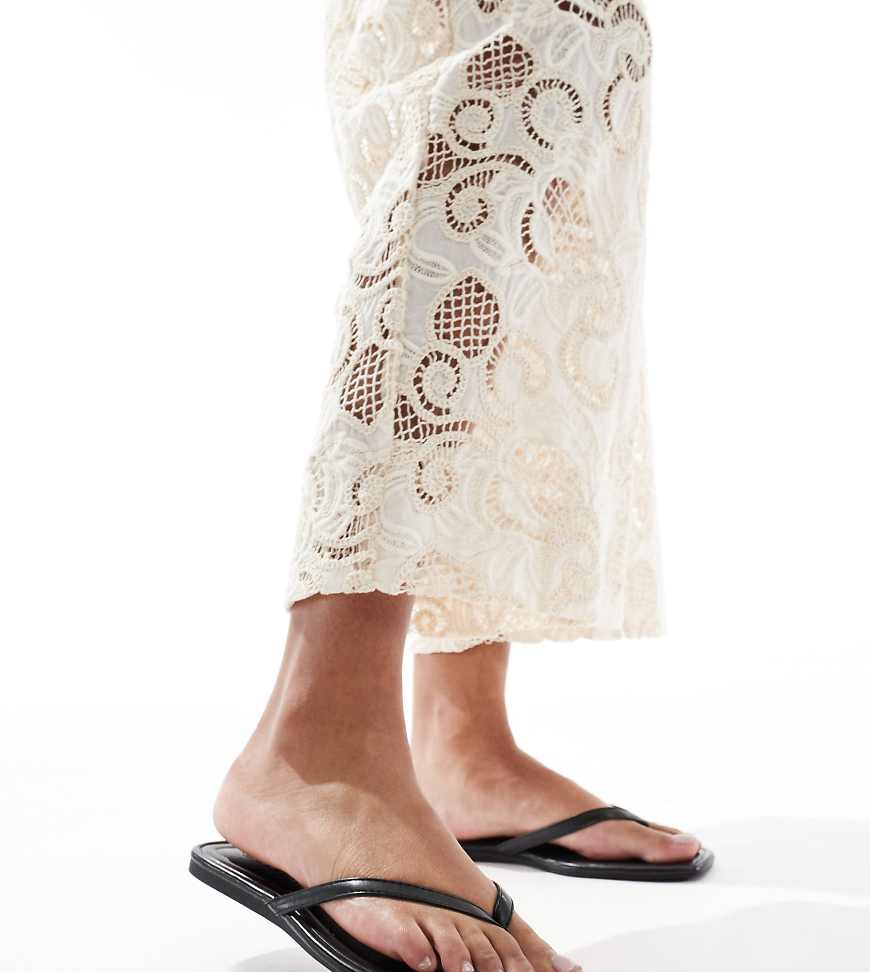 SEQWL - Rooney - Zehenstegsandalen in Schwarz, weite Passform von SEQWL Wide Fit