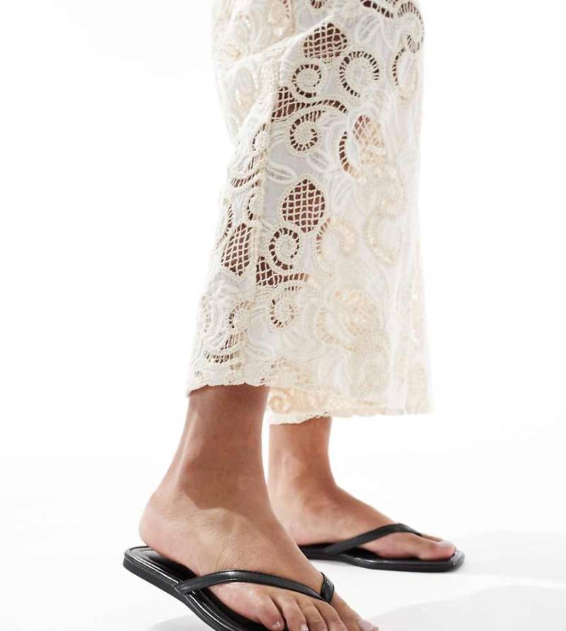 SEQWL - Rooney - Zehenstegsandalen in Schwarz, weite Passform von SEQWL Wide Fit