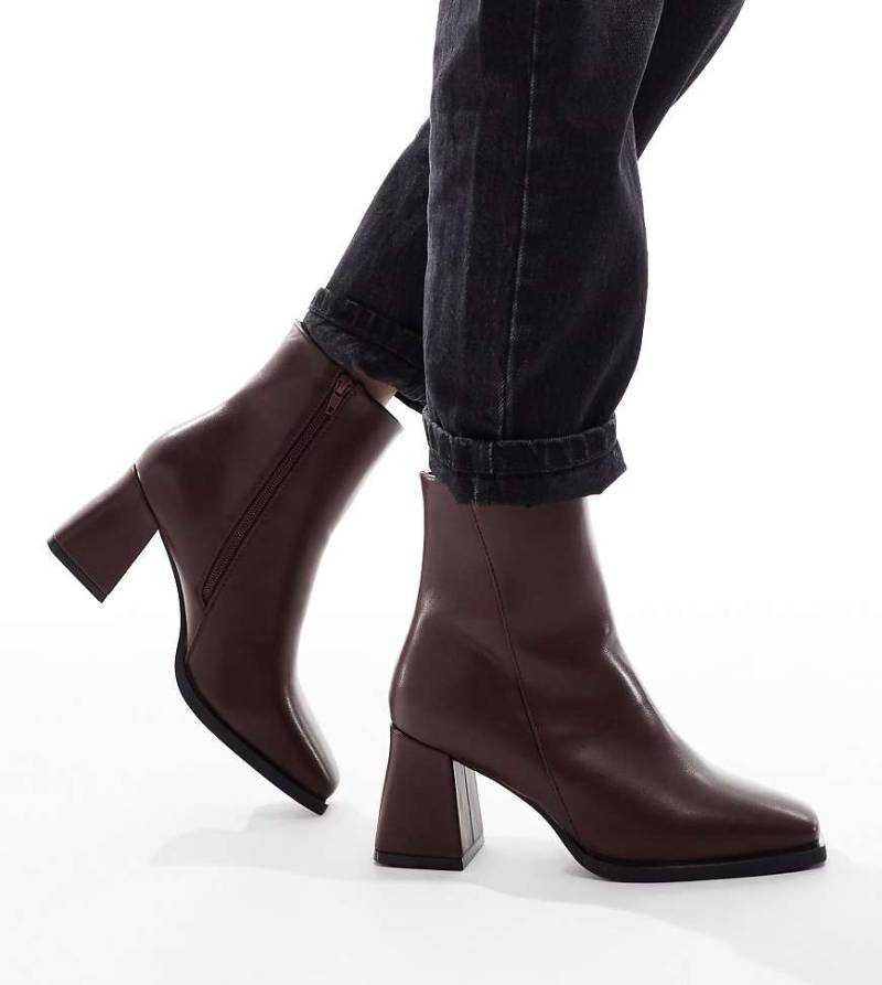 SEQWL Wide Fit - Ankle-Boots in Burgunderrot mit mittelhohem Blockabsatz, weite Passform von SEQWL Wide Fit