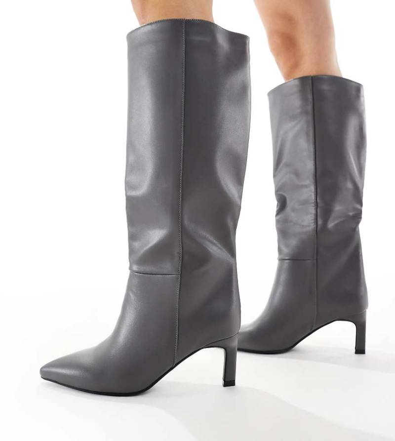 SEQWL Wide Fit - Benz - Kniehohe Stiefel aus grauem Kunstleder mit hohem Kitten-Absatz, weite Passform-Neutral von SEQWL Wide Fit