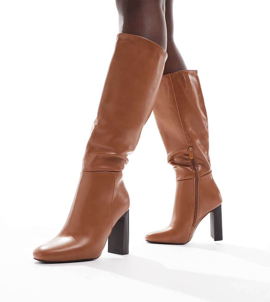 SEQWL Wide Fit - Boost - Kniehohe Stiefel in Kamelbraun mit Schichtabsatz, weite Passform-Neutral von SEQWL Wide Fit