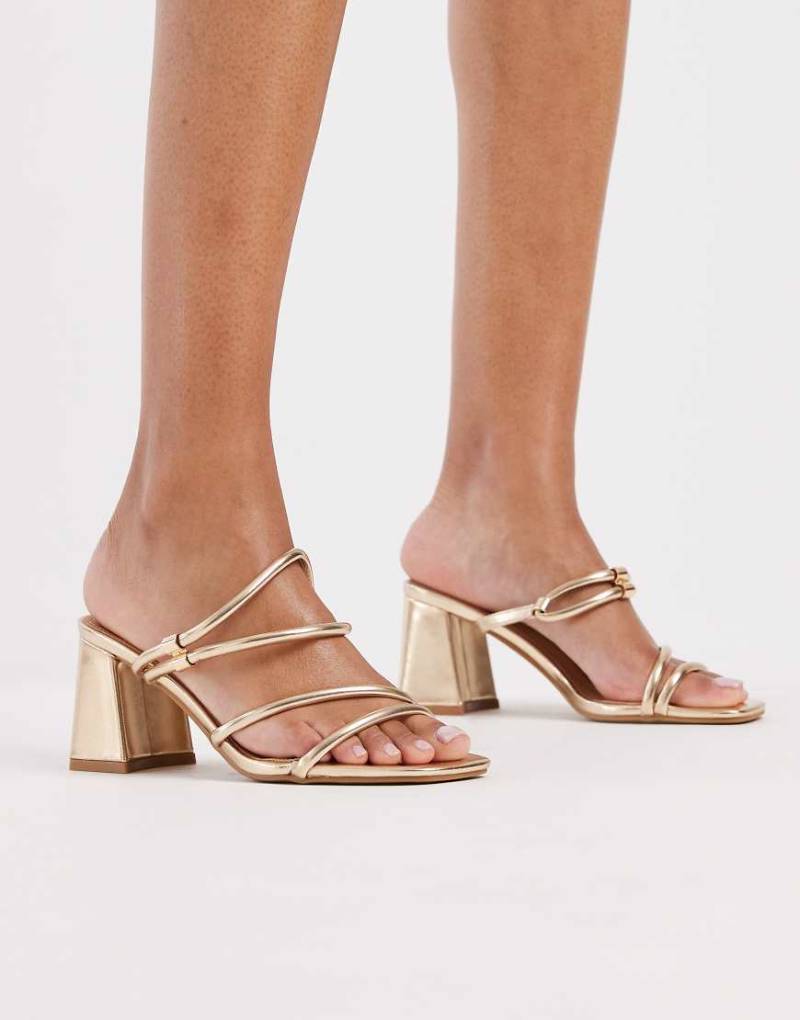 SEQWL Wide Fit - Dandelion - Goldfarbene Riemchen-Sandaletten mit Blockabsatz von SEQWL Wide Fit