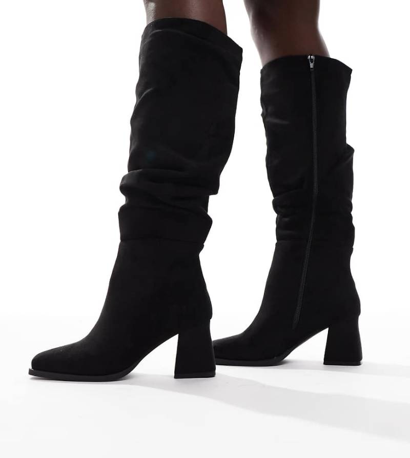 SEQWL Wide Fit - Fished - Kniehohe Stiefel in Schwarz mit lockerem Schaft und Blockabsatz, weite Passform von SEQWL Wide Fit