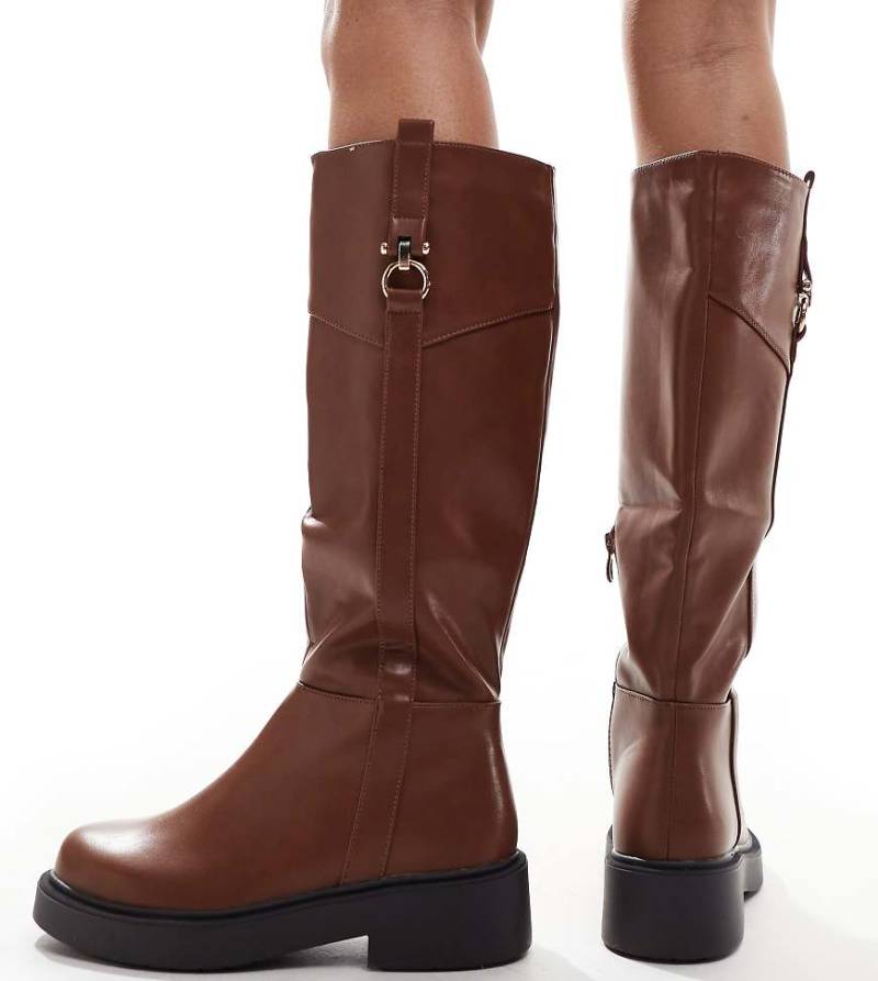 SEQWL Wide Fit - Flache, kniehohe Reiterstiefel in Hellbraun mit Schnalle, weite Passform von SEQWL Wide Fit