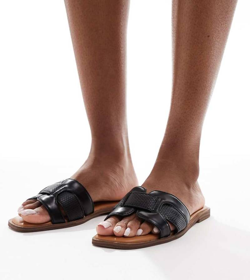 SEQWL Wide Fit - Flache Sandalen aus Kunstleder in Schwarz, weite Passform von SEQWL Wide Fit