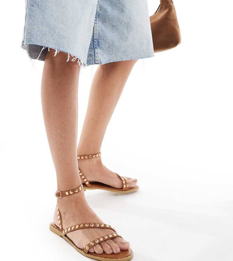 SEQWL Wide Fit - Flache Sandalen in Hellbraun mit Nietenriemen, weite Passform von SEQWL Wide Fit