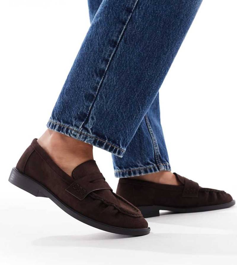 SEQWL Wide Fit - Hershe - Loafer aus Wildlederimitat in Schokobraun mit Raffung, weite Passform-Brown von SEQWL Wide Fit