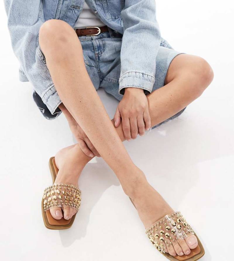 SEQWL - Wide Fit - Honeysuckle - Flache Sandalen in Transparent mit Nietenriemen, weite Passform von SEQWL Wide Fit