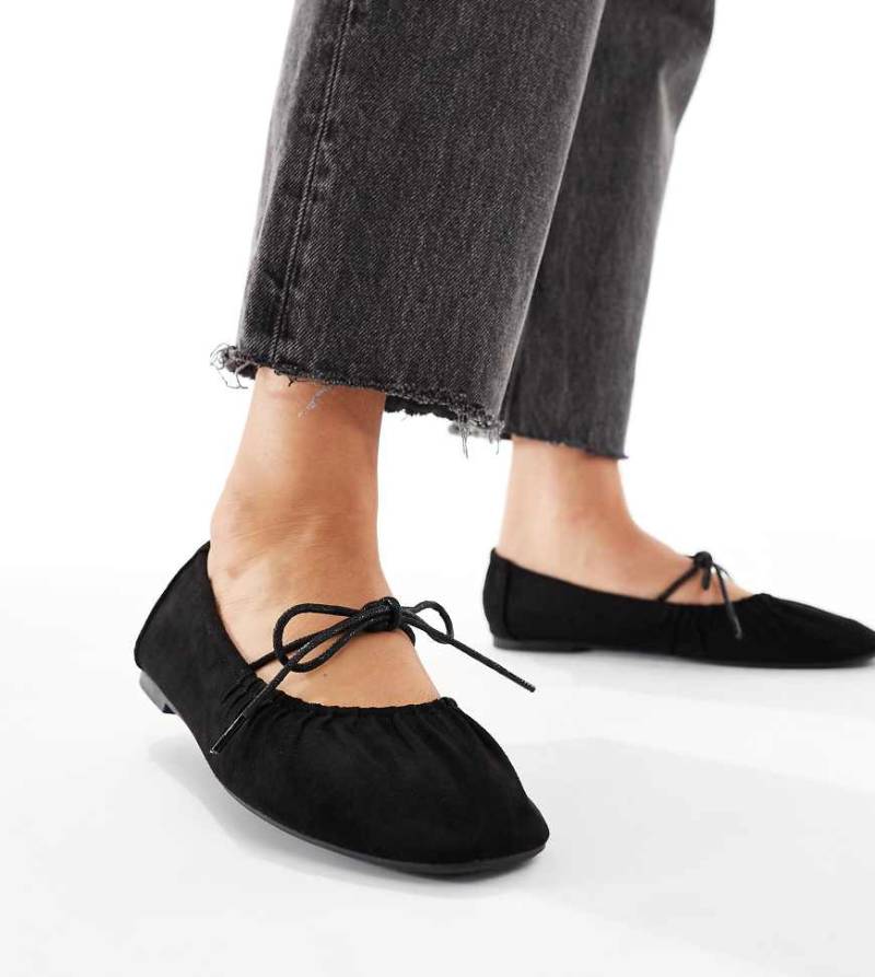 SEQWL Wide Fit - Iris - Ballerinas in Schwarz mit Bindedetail, gerafftem Design und Mikrostruktur, weite Passform von SEQWL Wide Fit