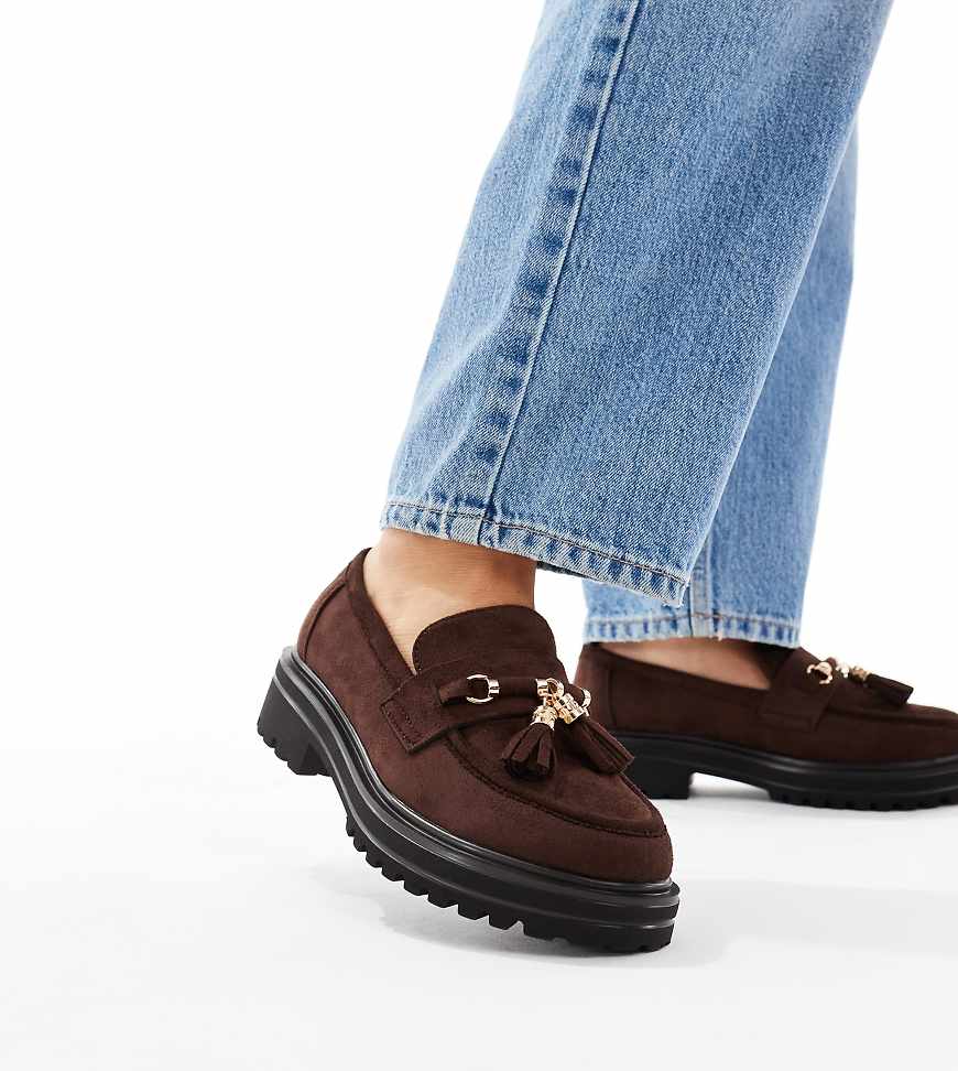 SEQWL Wide Fit - Jeep - Loafer aus Wildlederimitat in Schokobraun mit Bommel und dicker Sohle, weite Passform-Neutral SEQWL Wide Fit - Jeep - Loafer aus Wildlederimitat in Schokobraun mit Bommel und dicker Sohle, weite Passform-Neutral von SEQWL Wide Fit