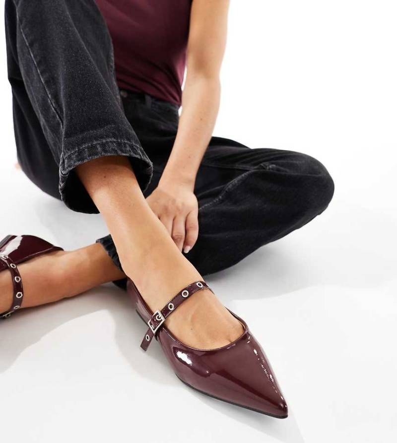 SEQWL Wide Fit - Jordan - Ballerinas in burgunderroter Lackoptik mit spitzer Zehenpartie, weite Passform-Schwarz von SEQWL Wide Fit